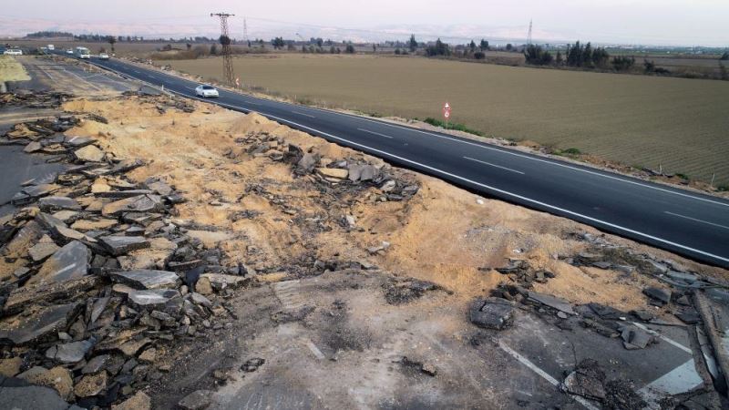 Defne merkezli deprem yollarda ve tarlalarda oluşan hasarı büyüttü