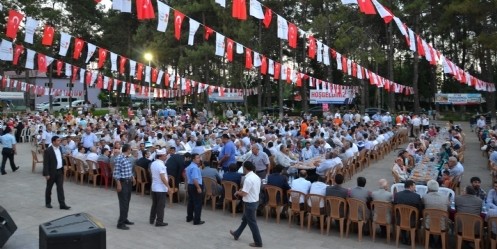 Türkoğlu`nda 2 bin kişilik iftar sofrası kuruldu