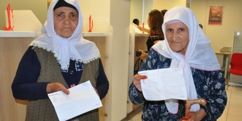 İki kadın, Başbakan Erdoğan için bağışta bulundu
