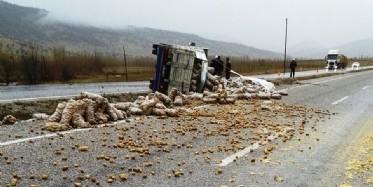 Kamyon Yan Yattı Tonlarca Patates Yola Saçıldı