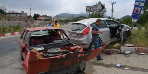 Andırın`da trafik kazası, 6 yaralı 