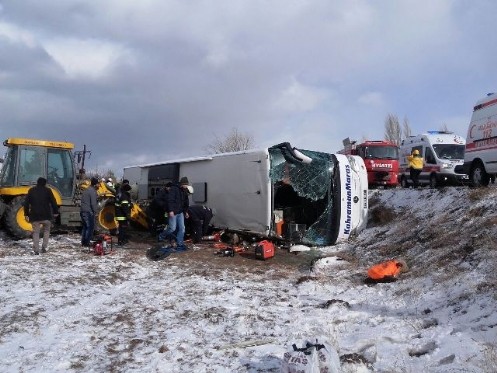 Trafik Kazasında Otobüste Sıkışan Yolcuları İtfaiyeciler Kurtardı