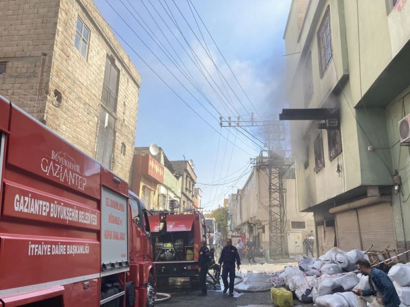 İplik atölyesinde çıkan yangında 3 işçi dumandan etkilendi
