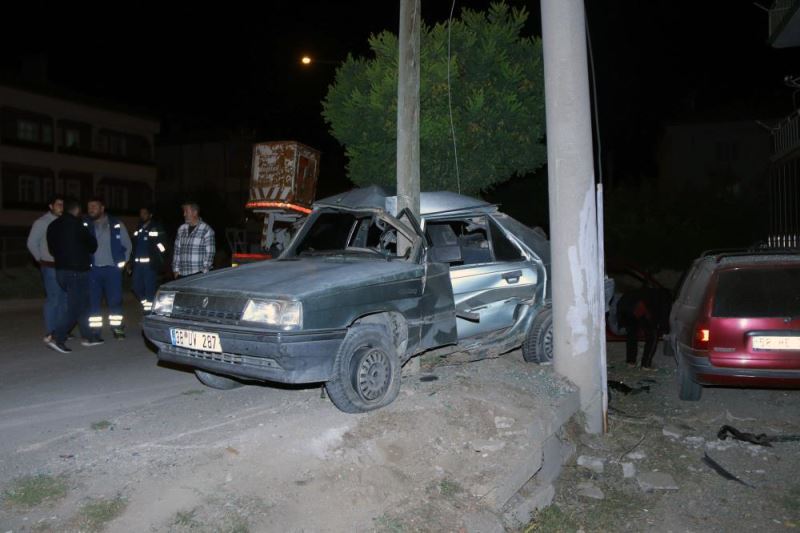 Diireğe çarpan otomobildeki 4 kişi yaralandı