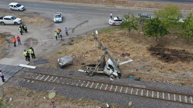 Trenin çaptığı kamyonetin sürücüsü öldü