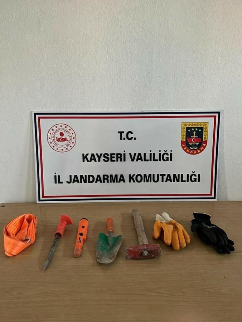 Kaçak kazı yapan 2 zanlı yakalandı