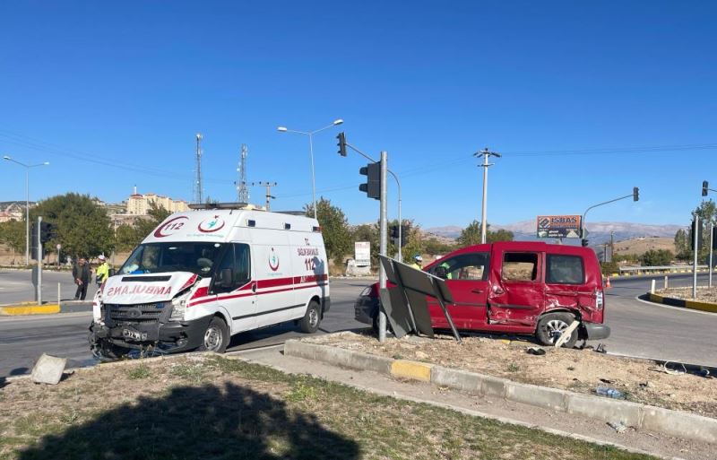 Ambulans ile otomobilin çarpıştığı kazada bir kişi öldü, 6 kişi yaralandı