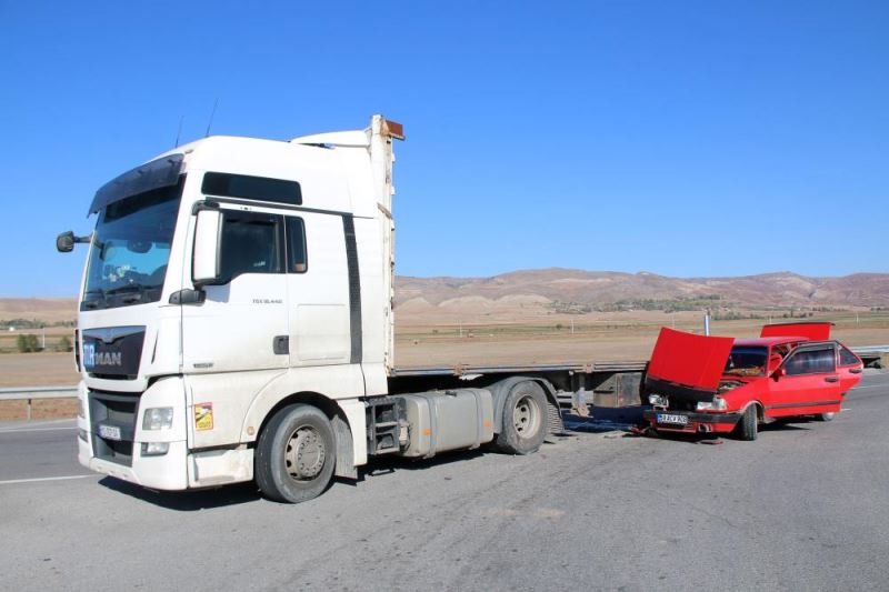 Tırla çarpışan otomobildeki biri çocuk, 3 kişi yaralandı