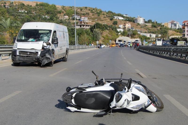 Minibüsle çarpışan motosikletin sürücüsü öldü