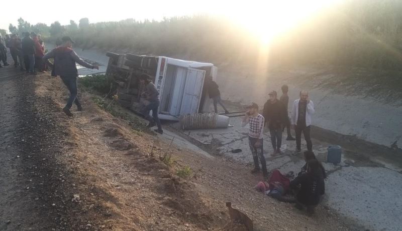Sulama kanalına devrilen midibüsteki 12 kişi yaralandı