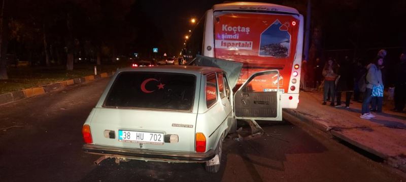 Isparta’da otomobilin halk otobüsüne çarptığı kazada 4 kişi yaralandı