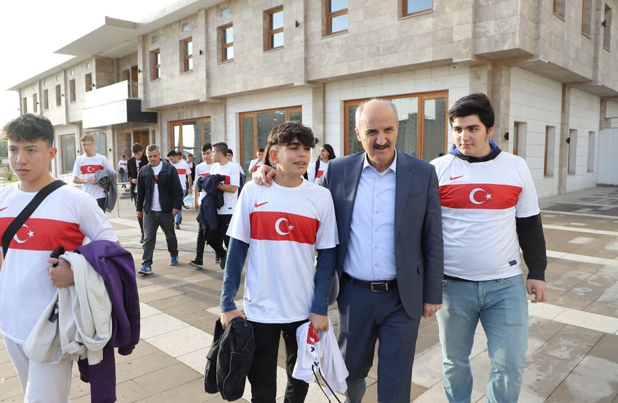 Türkiye – Çekya maçına, Okay’dan gençlere jest   