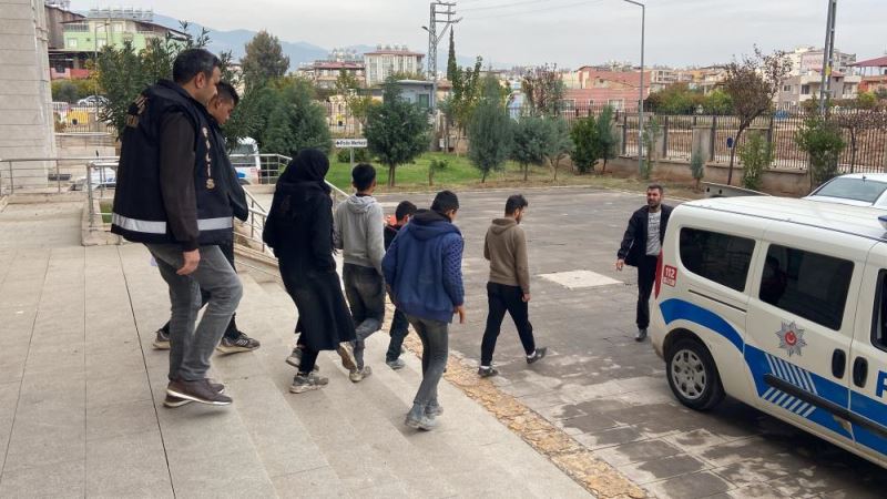 Yurda yasa dışı yollarla giren 19 Suriyeli yakalandı