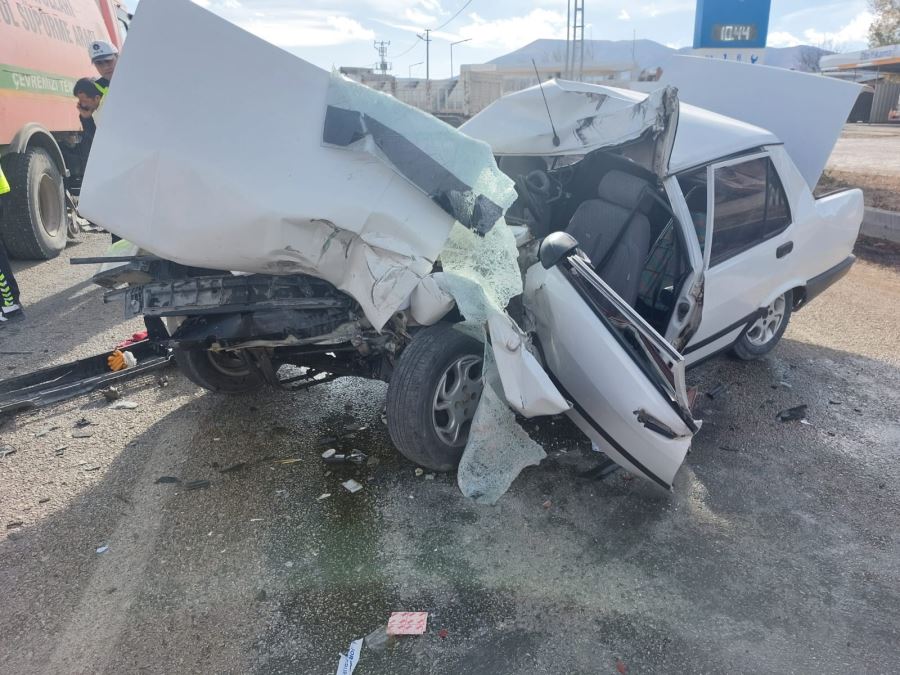 Otomobil yol süpürme aracına çarptı, 2 kişi hayatını kaybetti