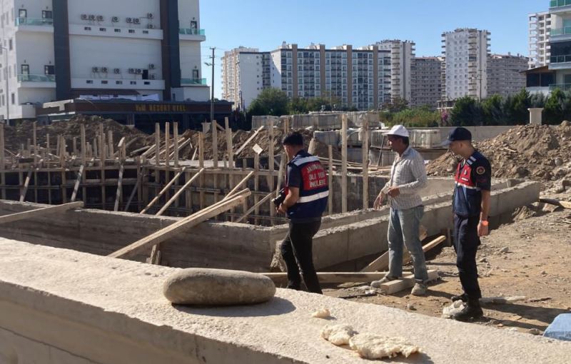 Çöken beton kalıbın altında kalan işçi hayatını kaybetti