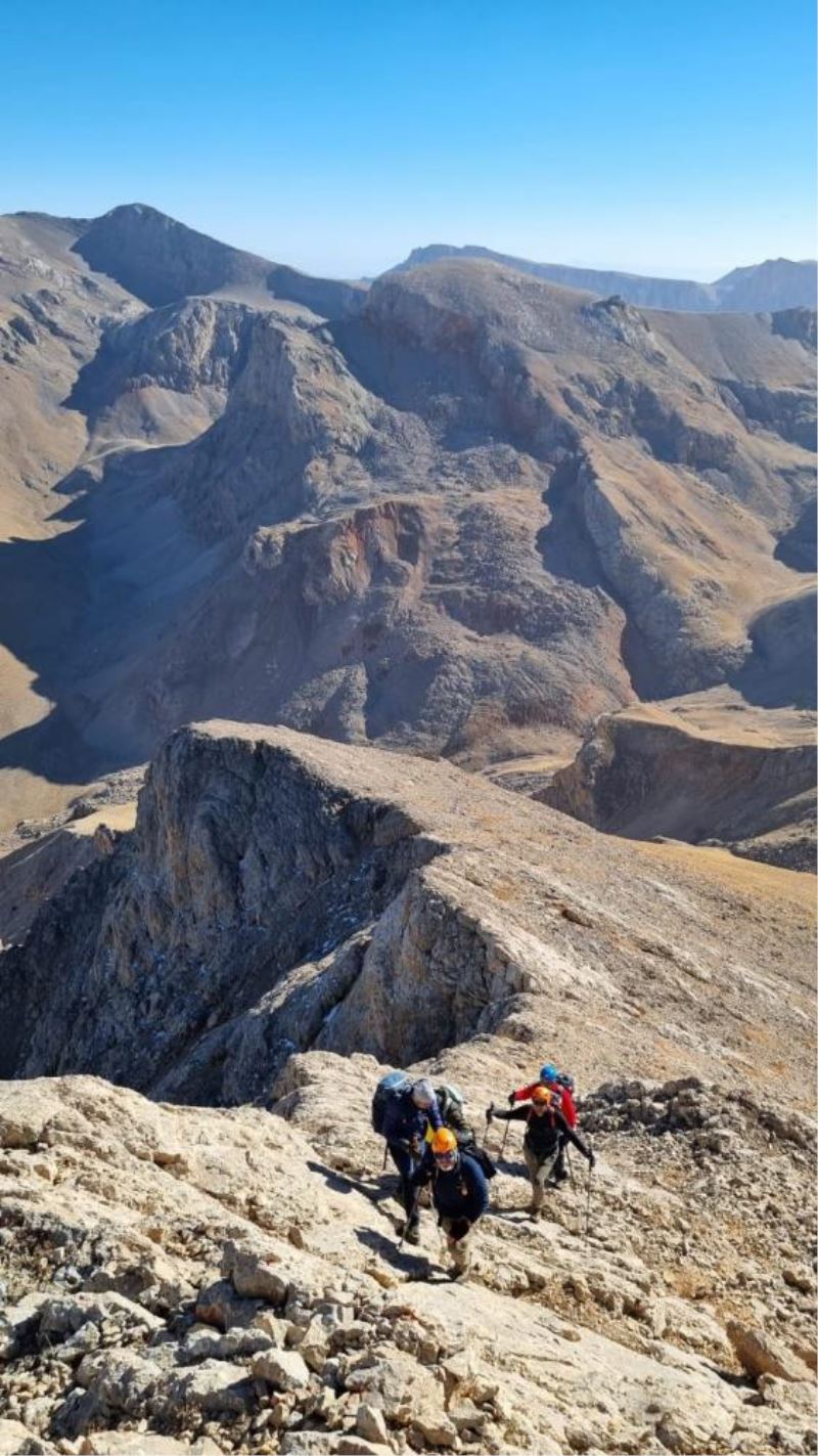 Dağcılar 3 bin 478 metre yükseklikte şehitler için dua etti