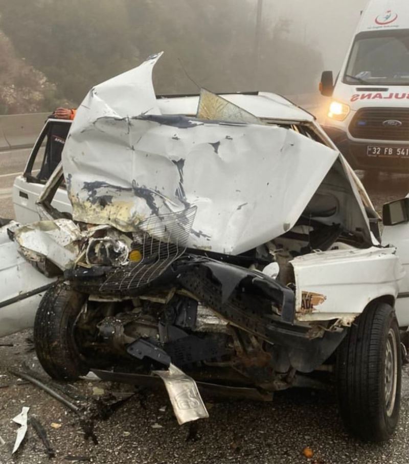 Tırla çarpışan otomobildeki bir kişi öldü, bir kişi yaralandı