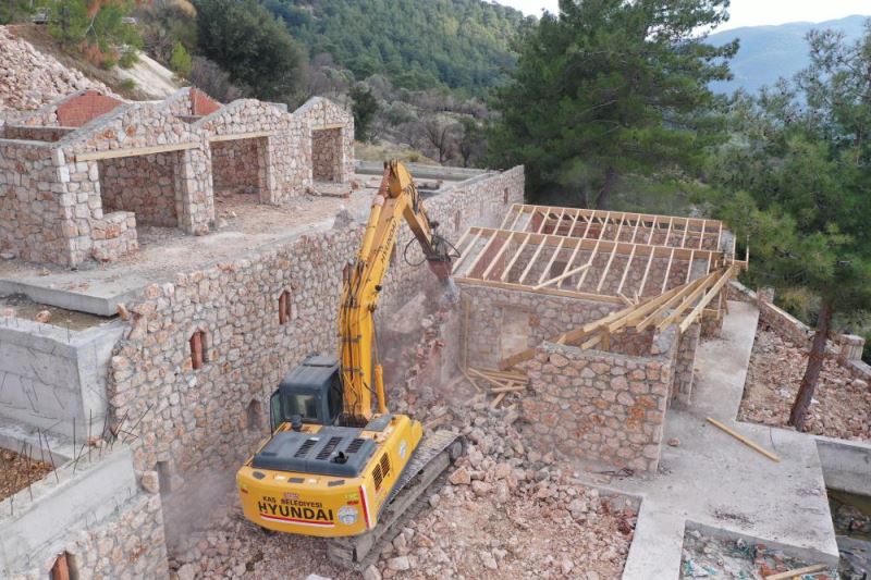 Kaş’ta 12 kaçak villa yıkıldı