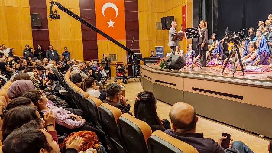 Büyükşehir Belediyesinin Türk halk müziği korosu sahne aldı
