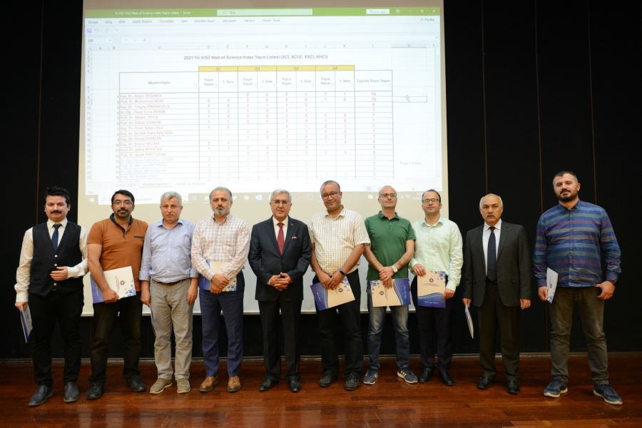 Kahramanmaraş Sütçü İmam Üniversitesi 2021 yılı akademik faaliyetler ödül töreninde 400 akademisyen belgelerini aldı