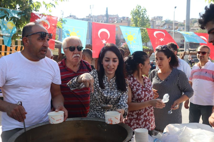 İYİ Parti Kahramanmaraş Kadın kollarından Aşure ikramı