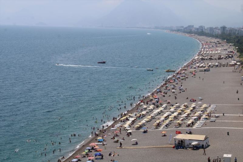 Antalya sıcak hava nedeniyle sahillerde yoğunluk yaşanıyor