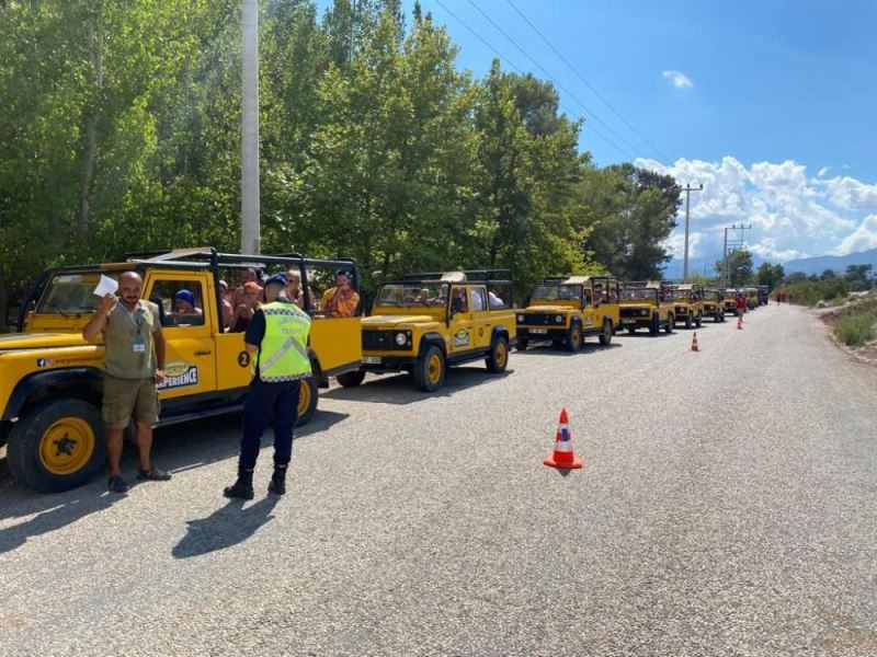 Jandarma ekipleri Kaş ilçesinde safari araçlarını denetledi