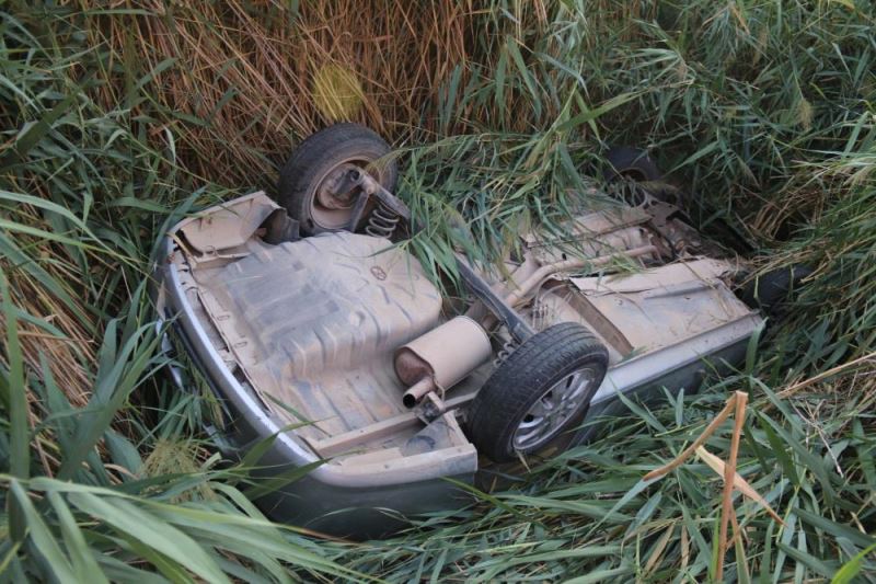Hatay’da sulama kanalına devrilen otomobilin sürücüsü yaralandı