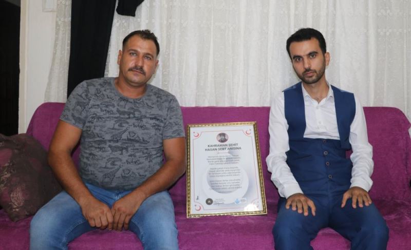 Müzisyen Yazıcıoğlu, şehit Hasan Sert için yazdığı ağıtı oğluna hediye etti