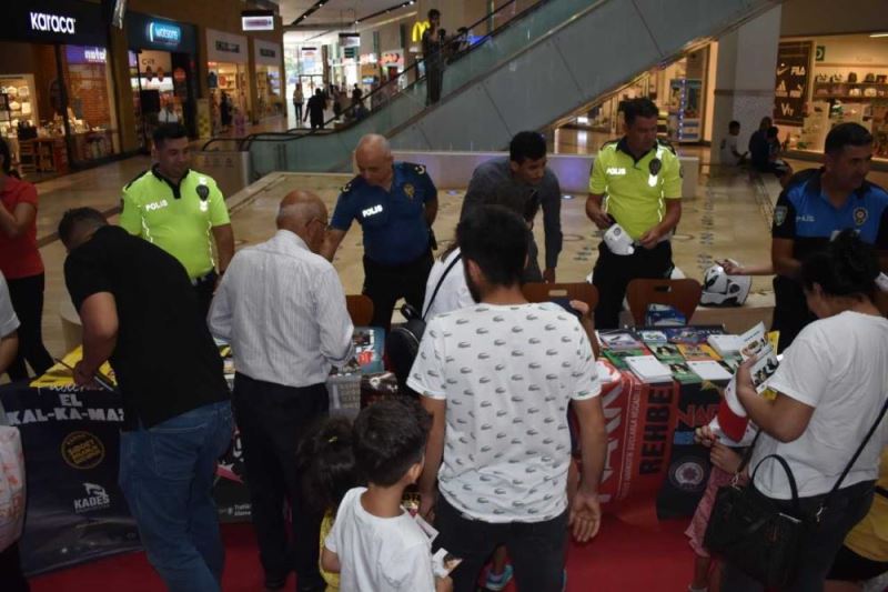 Mersin polisi vatandaşları çeşitli konularda bilgilendirdi