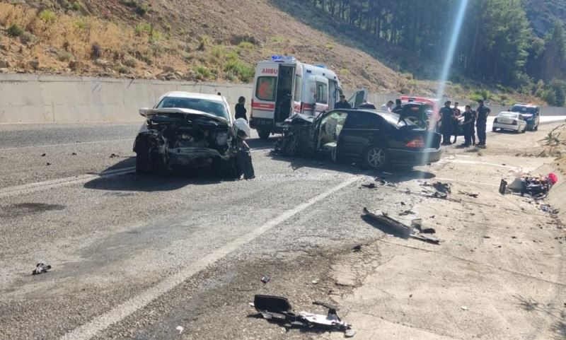 Antalya'da iki otomobil çarpıştı, 4 kişi yaralandı