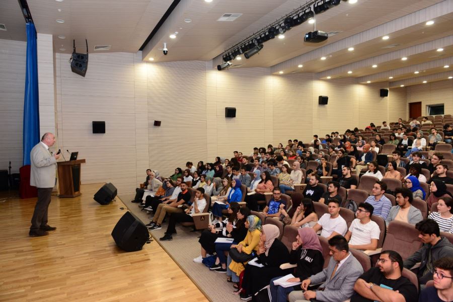 Rektör Yasım, İlk Dersi Tıp Fakültesi Öğrencilerine Verdi 