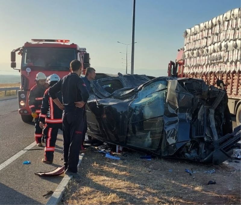 Hafif ticari araç ile kamyonun çarpıştı : 2 kişi öldü