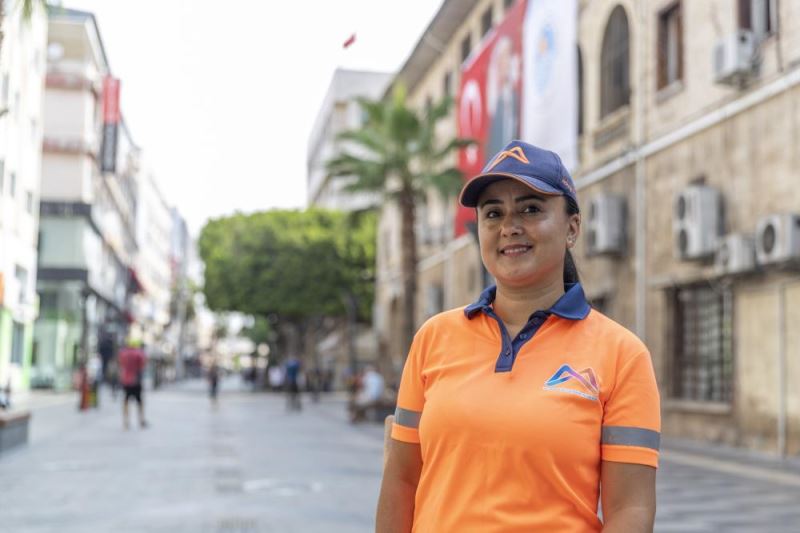 Temizlik işçisi olarak çalıştığı belediyenin Türk halk müziği solisti oldu