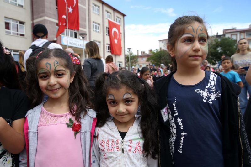 Sivas Belediyesinden ilk kez okul heyecanı yaşayan 6 bin çocuğa kırtasiye desteği
