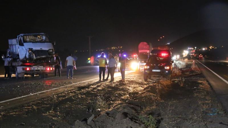 Hatay’da otomobille pikabın çarpıştığı kazada 6 kişi yaralandı