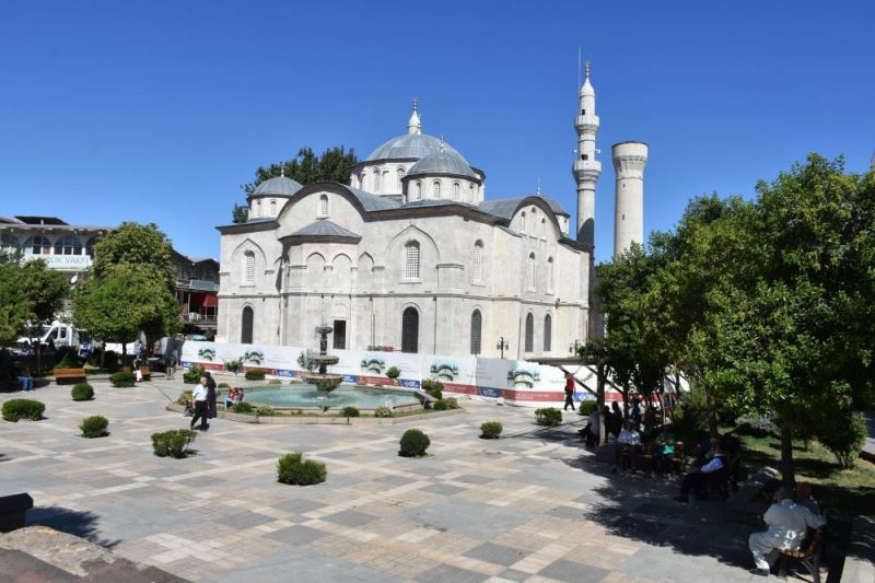 Depremde hasar gören asırlık cami eski görüntüsüne kavuştu