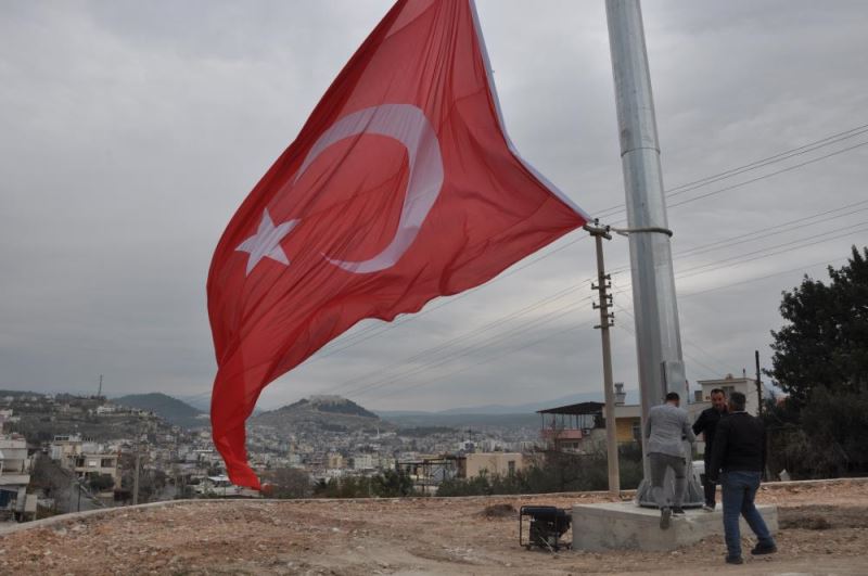 40 metrelik direkte Türk bayrağı göndere çekildi