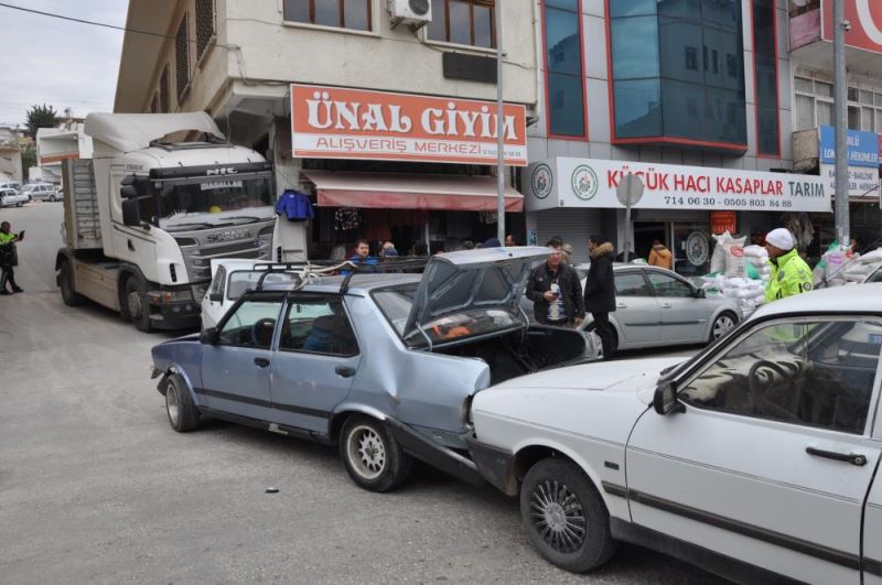 Freni arızalanan tır 3 araca ve mağaza duvarına çarptı