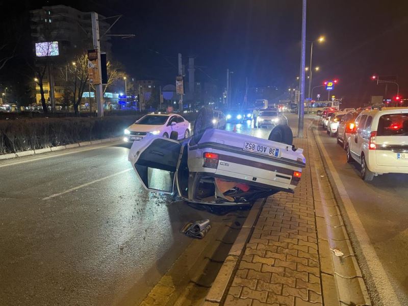 Takla atan otomobildeki 3 kişi yaralandı