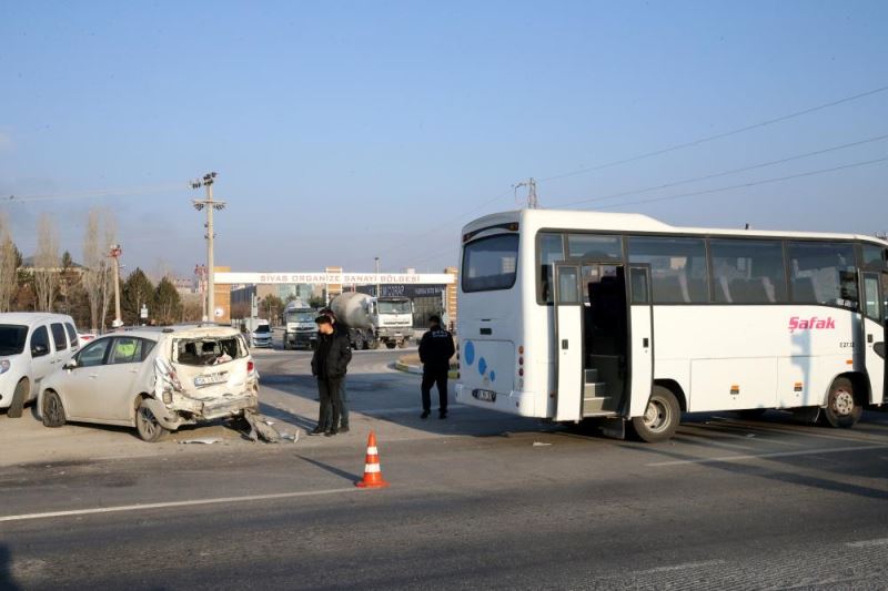 Servis otobüsü ile otomobilin çarpıştığı kazada 4 kişi yaralandı