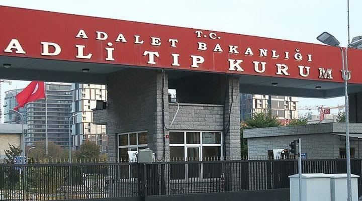 Devrilen iş makinesinin operatörü hayatını kaybetti