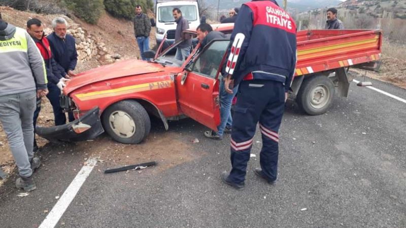 Duvara çarpan kamyonetteki kadın öldü, oğlu yaralandı 