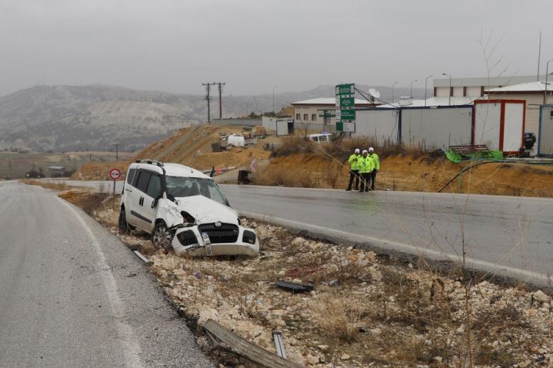 Refüje devrilen otomobilin sürücüsü öldü