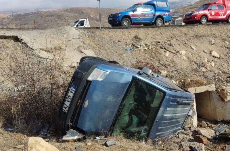 Şarampole devrilen araçtaki 1 kişi öldü, 3 kişi yaralandı