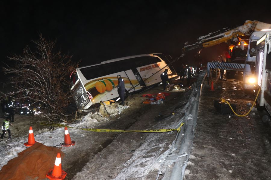 Yolcu otobüsünün devrilmesi sonucu 4 kişi öldü, 24 kişi yaralandı
