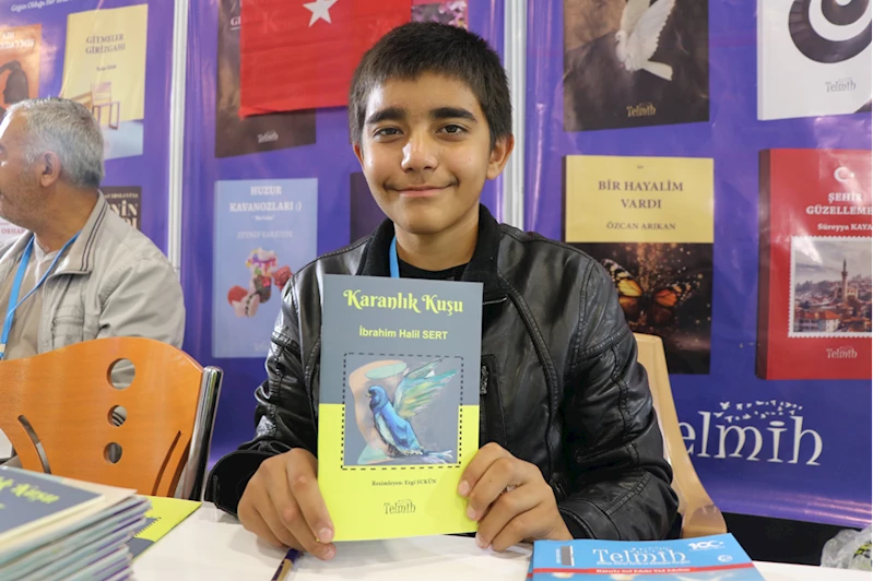 Depremzede 13 yaşındaki çocuk çadır kentte yazdığı kitabı, Elazığ