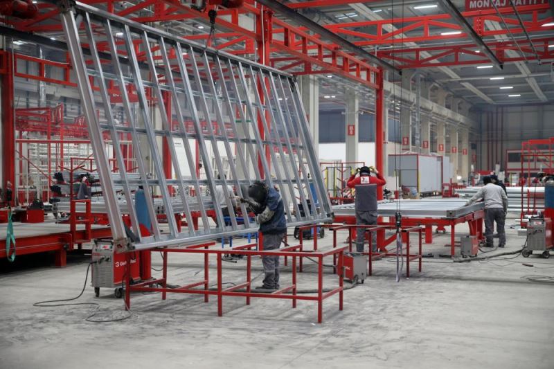 Türk Kızılay günlük 50 konteyner üretim hedefiyle çalışmalarını hızlandırdı