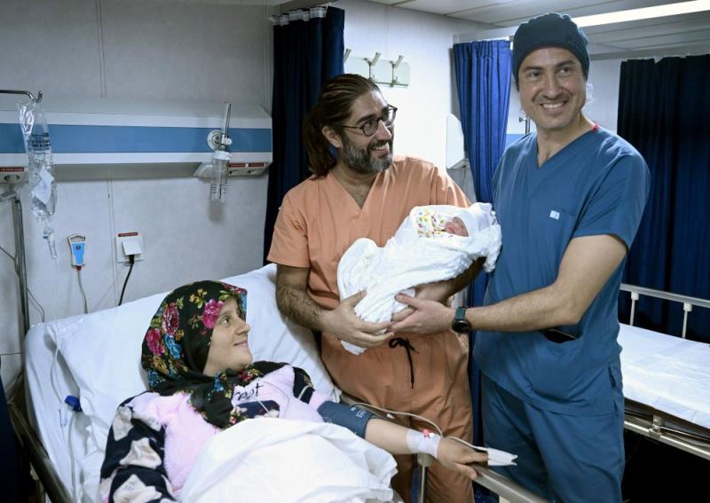 Depremzede kadın yüzer hastane TCG Bayraktar gemisinde doğum yaptı