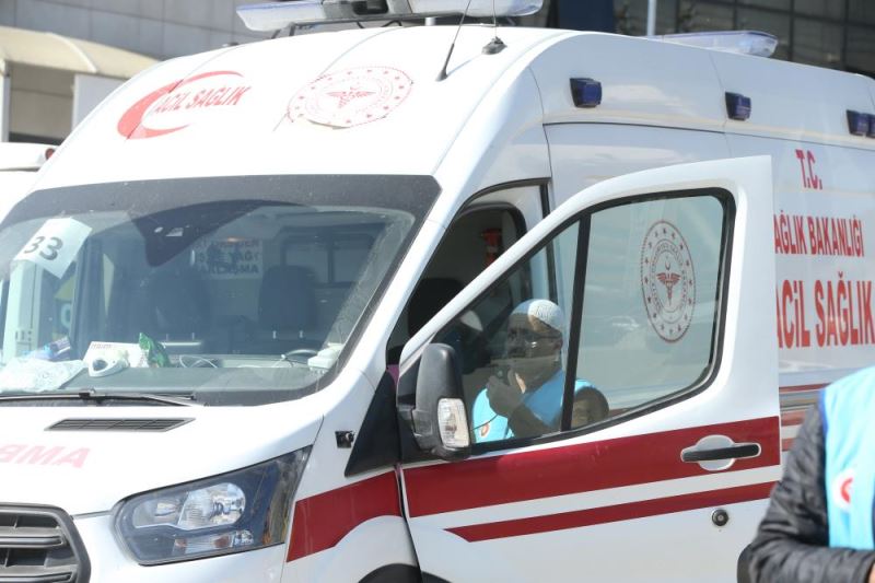 Deprem bölgesinde imamlar ezanı ambulanslardan okuyor